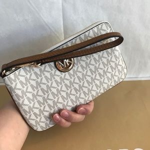 💯🆕mk wristlet 🆕vanilla